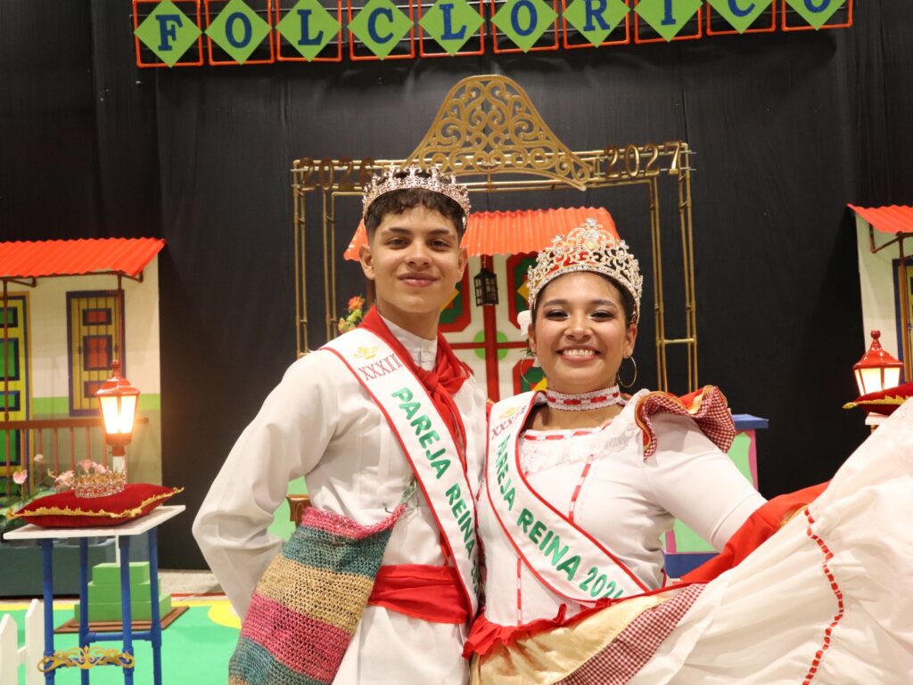 Pareja de bailarines sonrientes.