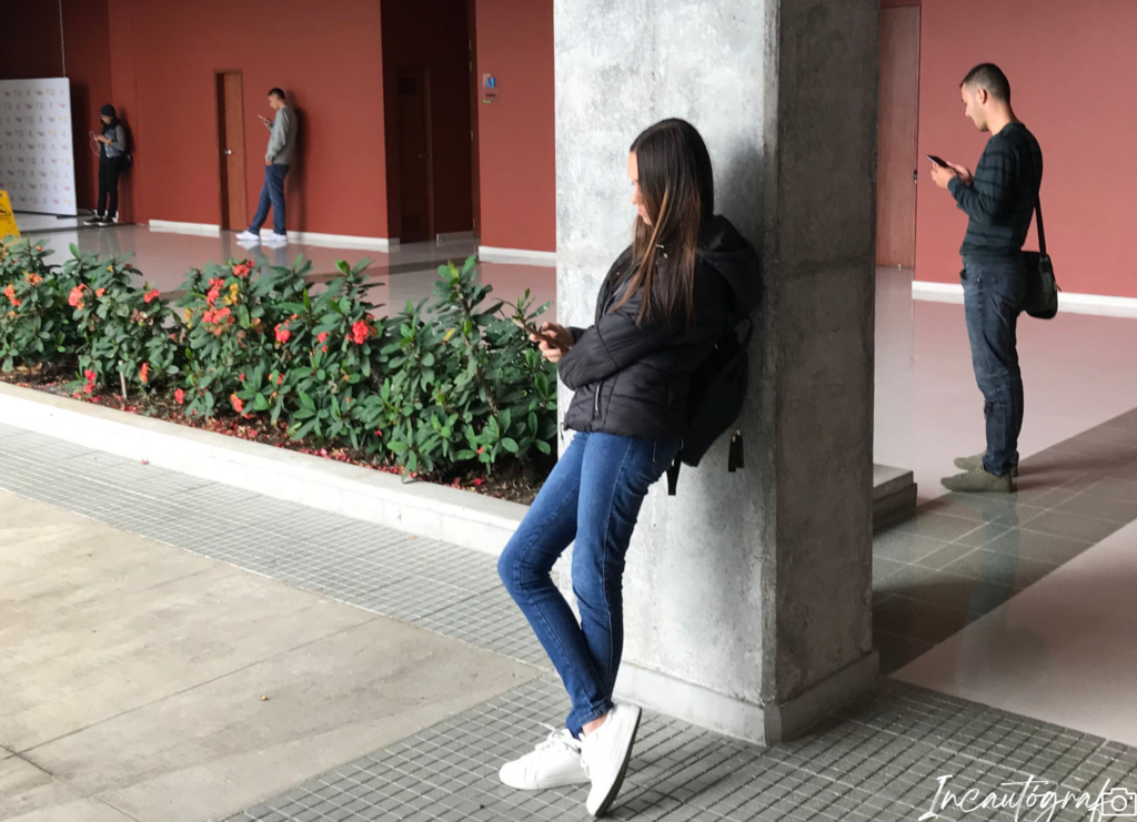 Se observan varias personas solas, cada una concentrada en su celular