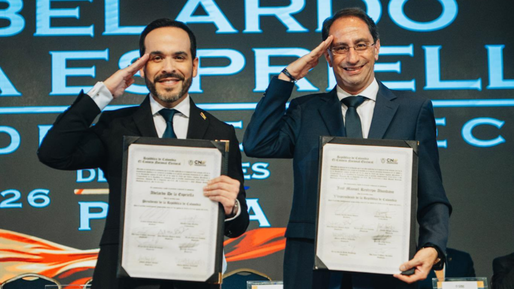 El presidente electo Abelardo de la Espriella y el vicepresidente José Manuel Restrepo, posando con el saludo militar y sosteniendo las credenciales que los acreditan.