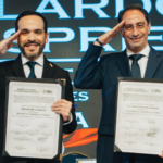 El presidente electo Abelardo de la Espriella y el vicepresidente José Manuel Restrepo, posando con el saludo militar y sosteniendo las credenciales que los acreditan.
