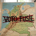 Mapa de Colombia con la expresión "voto fusil" tachada.
