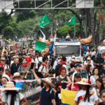 Foto de una movilización en las calles por parte de artistas a favor de Iván Cepeda.