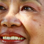Primerísimo primer plano del rostro sonriente de Totó la Momposina