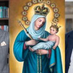 En la foto aparecen Abelardo de la Espriella e Iván Cepeda y en la mitad una ilustración de la Virgen de Chiquinquirá