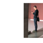Detalle de una fotografía. Se observa un joven mirando una pantalla de celular