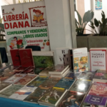 Foto del interior de la librería Diana, con una mesa llena de libros.
