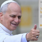 Foto del Papa León XIV, sonriente y con el pulgar levantado