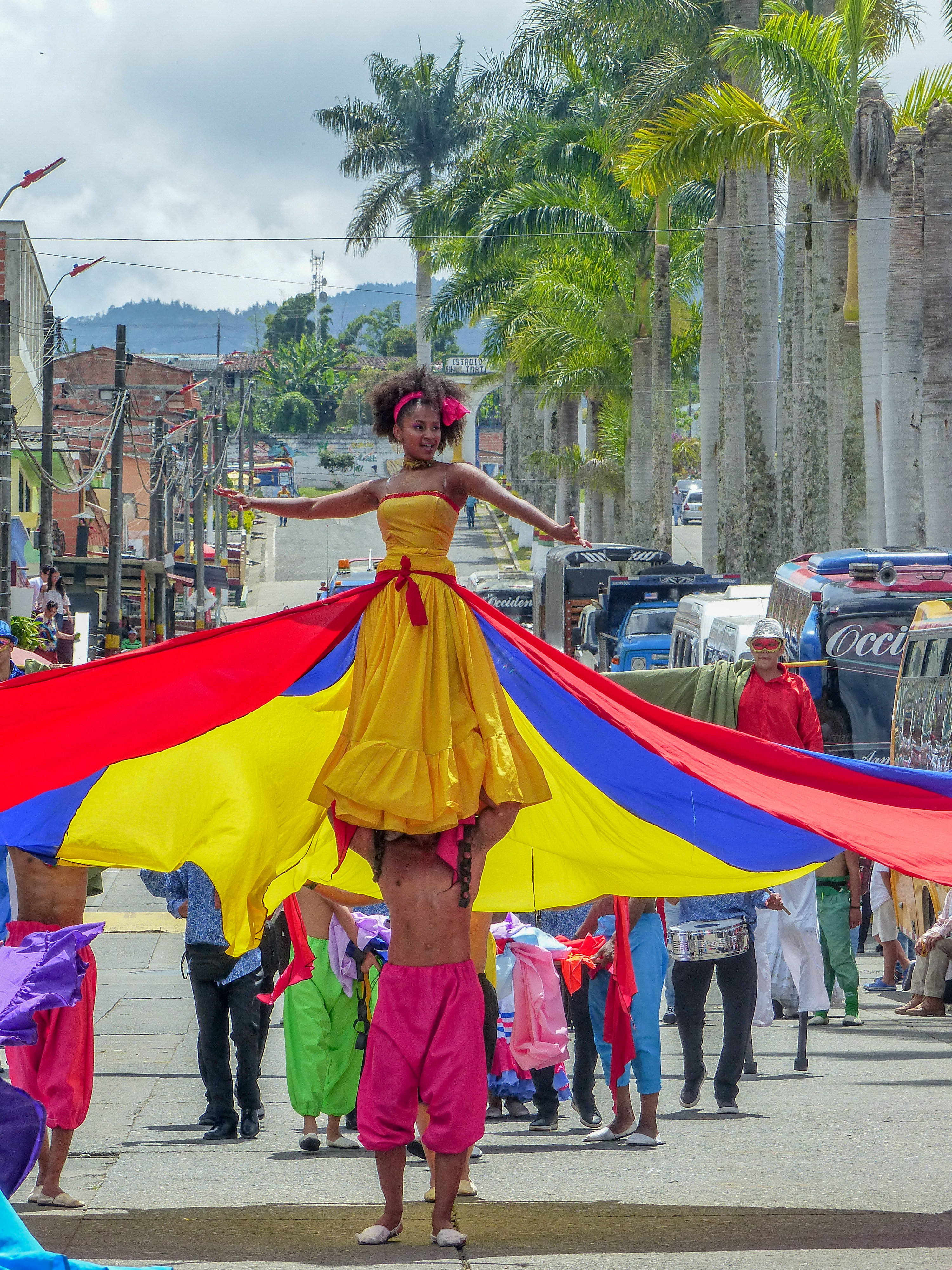 Un pregón para Totó la Momposina Bailarina vestida de amarillo en desfile multicolor por las calles de Quinchía