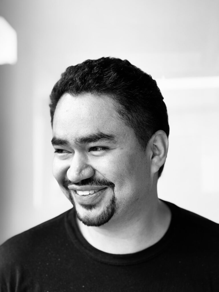 "Todo esfuerzo es vano", de Mateo Quintero Segura (capítulo) Foto en blanco y negro del rostro sonriente de Mateo Quintero Segura