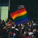 Gente reunida en una multitud en una marcha del orgullo LGBTIQ+