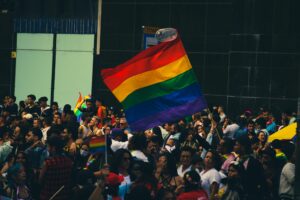 Gente reunida en una multitud en una marcha del orgullo LGBTIQ+