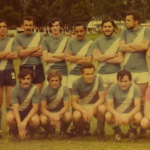 Jorge Darío Ramírez Zuluaga, agachado primero a la izquierda, con uno de los equipos de la Colonia de Manzanares (Caldas) en Bogotá, en los años setenta. Fotografía del álbum familiar.