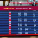 Pantalla de salidas y llegadas en el aeropuerto