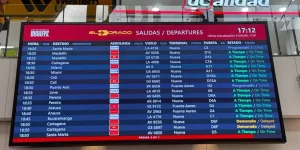 Pantalla de salidas y llegadas en el aeropuerto