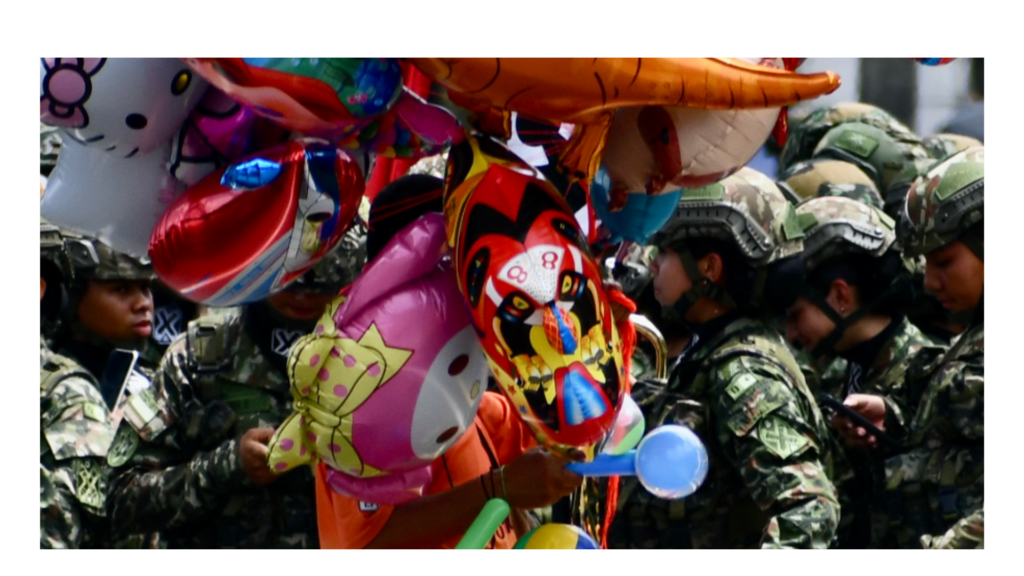 Rostros de militares y bombas multicolores para niños