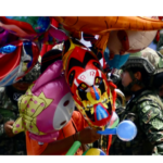 Rostros de militares y bombas multicolores para niños