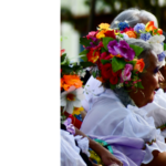 Detalle de una foto en la que se aprecia una mujer mayor con flores en la cabeza