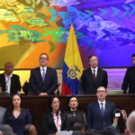 Foto de Gustavo Petro en el cierre del Congreso. Al fondo un mural de Obregón