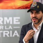 Abelardo de la Espriella con gorra de Firmes por la Patria