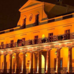 Foto nocturna del palacio de gobierno de Ecuador
