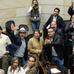 Foto de varios congresistas en debate