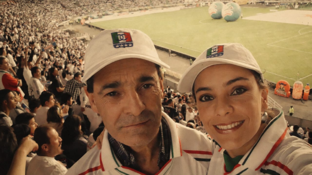 Jorge Darío Ramírez Zuluaga junto a su hija, Isabel Cristina Ramírez Botero, en el Estadio Palogrande durante un partido del Once Caldas.