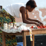 Imagen de una mujer pobre que vende frutas en la calle