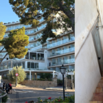 Dos imágenes: la fachada de un hotel de lujo y unas escaleras estrechas y deterioradas.