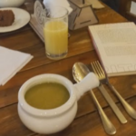 Mesa de restaurante con una sopa de lentejas