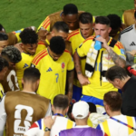 Jugadores de la selección Colombia tomando agua en la pausa de hidratación
