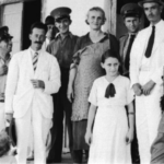 Foto en blanco y negro de un grupo de personas en Puerto Carreño en 1937