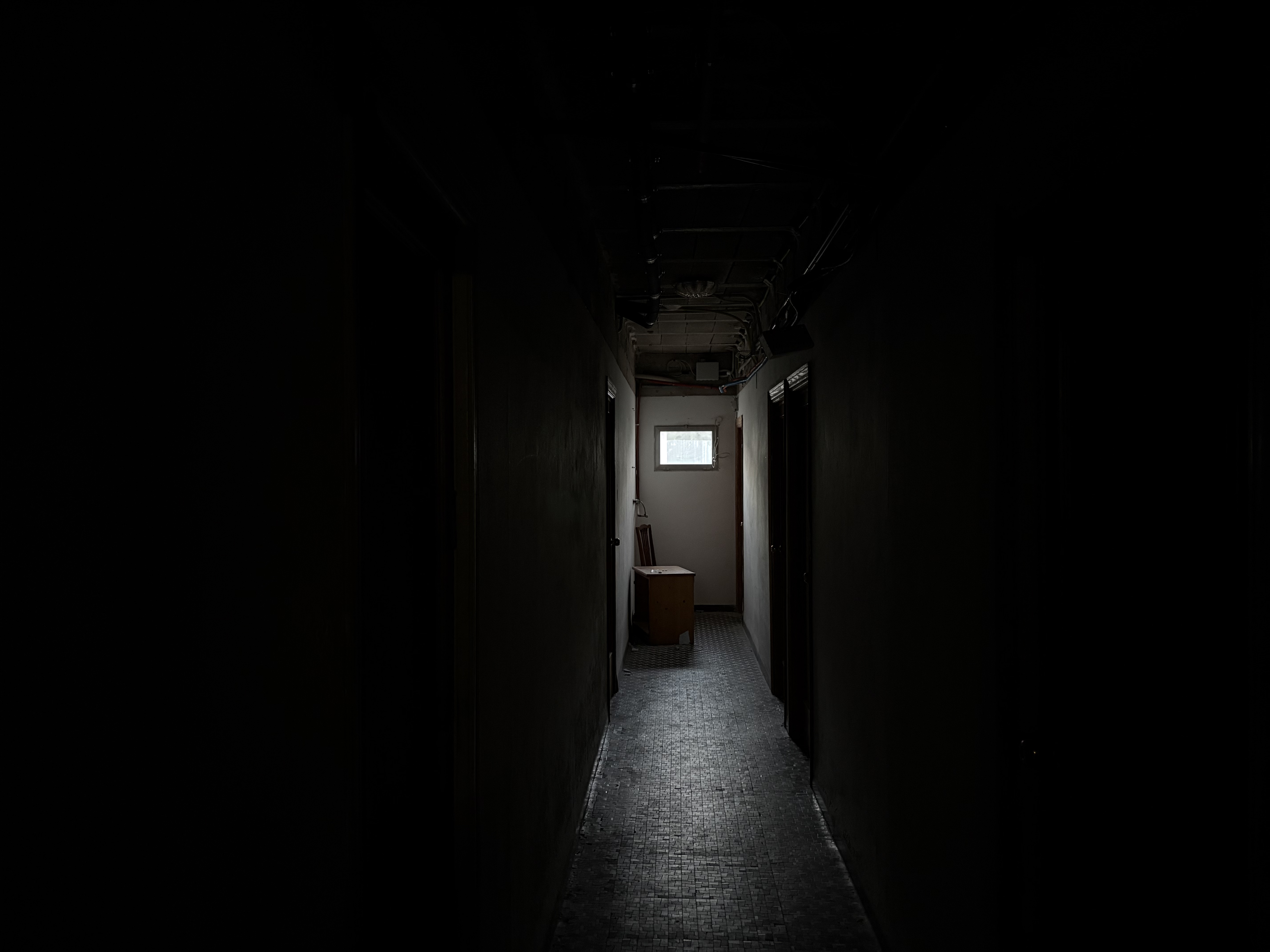 Imagen de un pasillo absolutamente oscuro