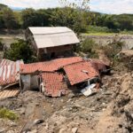 Casas de la vereda Colombia Kilómetro 41 colapsadas durante el terremoto.