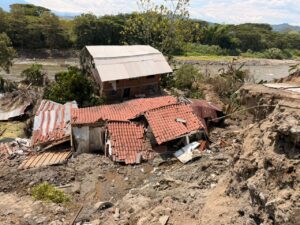 Casas de la vereda Colombia Kilómetro 41 colapsadas durante el terremoto.