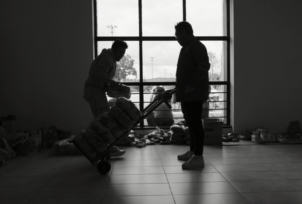 Recolección de ayudas en Bogotá. Foto en blanco y negro
