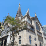 Catedral de Manizales con su torre Santa Inés inclinada sobre la nave central.