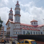Iglesia de Chipre, réplica de una de las primeras catedrales en madera que tuvo Manizales. Una de las torres perdió uno de sus laterales.