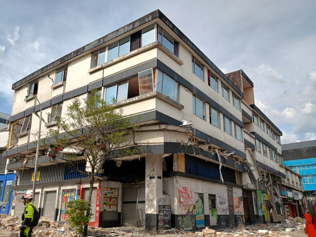 Edificio afectado por terremoto