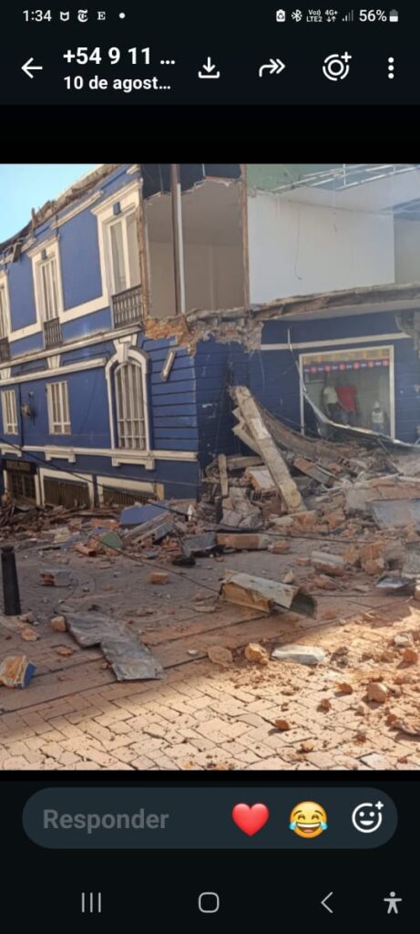 Casa azul destruida por terremoto
