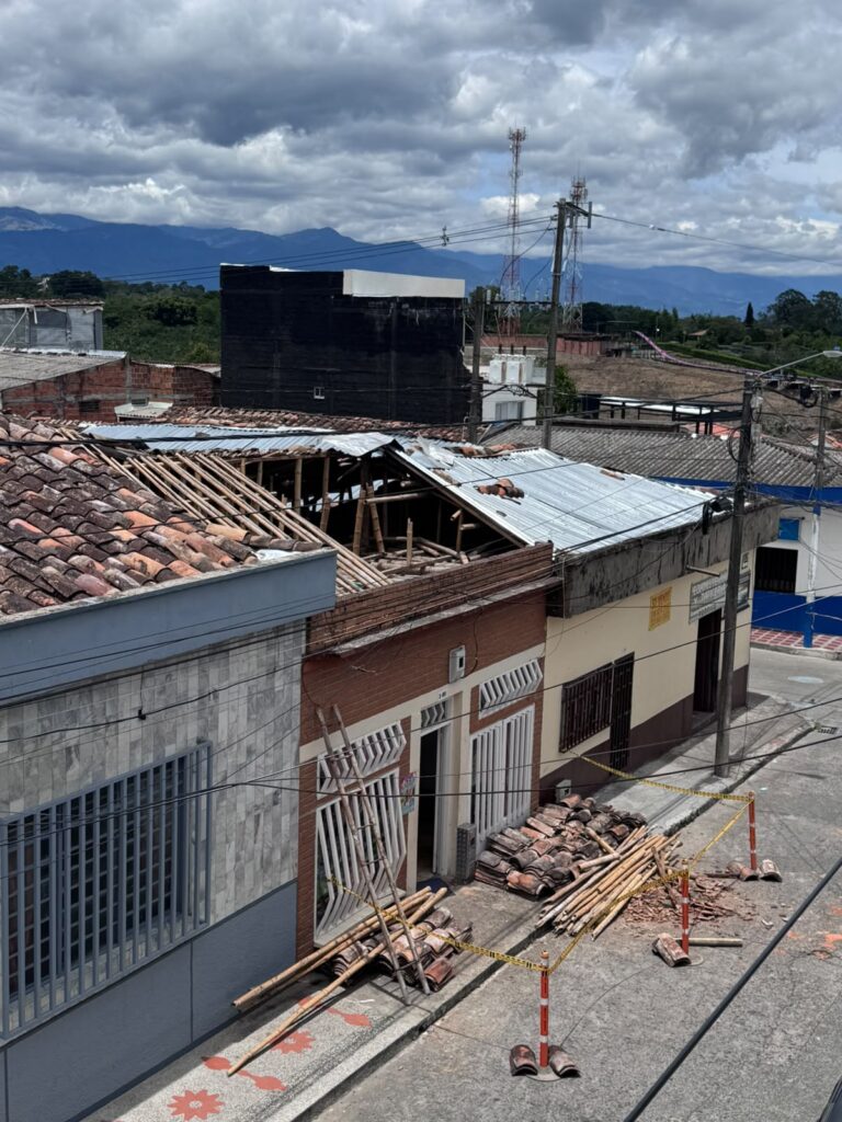 Techo destruido por el terremoto en Quimbaya