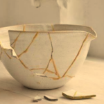 Taza de té rota y reparada con la técnica kintsugi