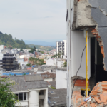 Edificio con daños por terremoto y al fondo el Morro San Cancio