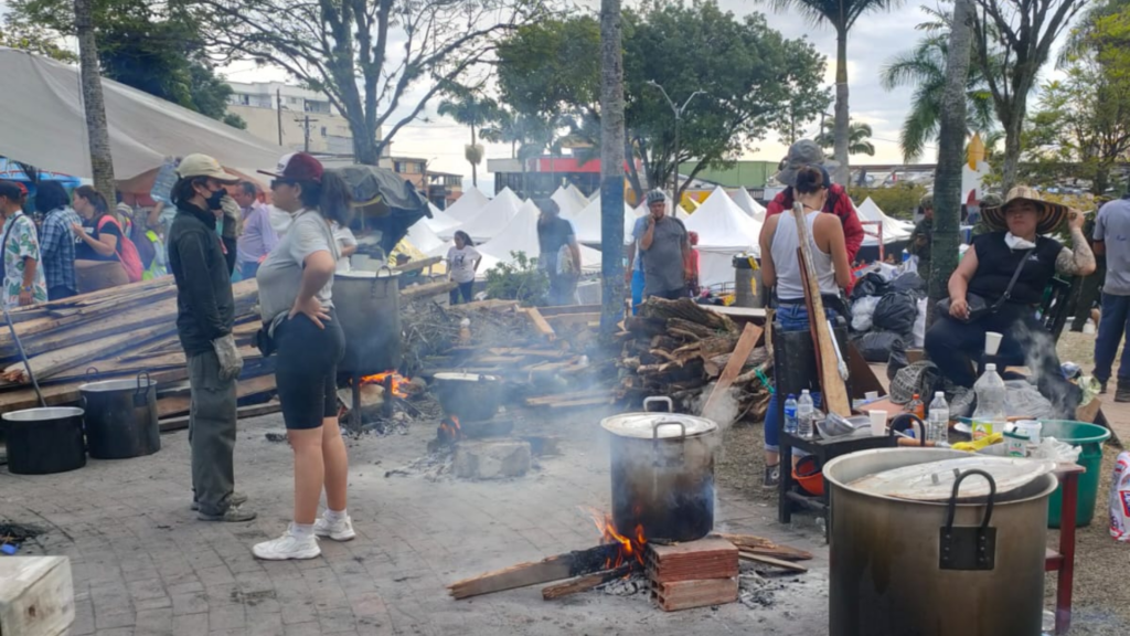 Olla comunitaria en fogón de leña