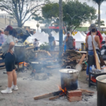 Olla comunitaria en fogón de leña