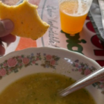 Foto de un plato de sopa
