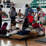 Niños damnificados en colchonetas