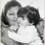 Foto en blanco y negro, antigua, de una mujer y una bebé