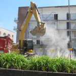 Retroexcavadora recogiendo escombros