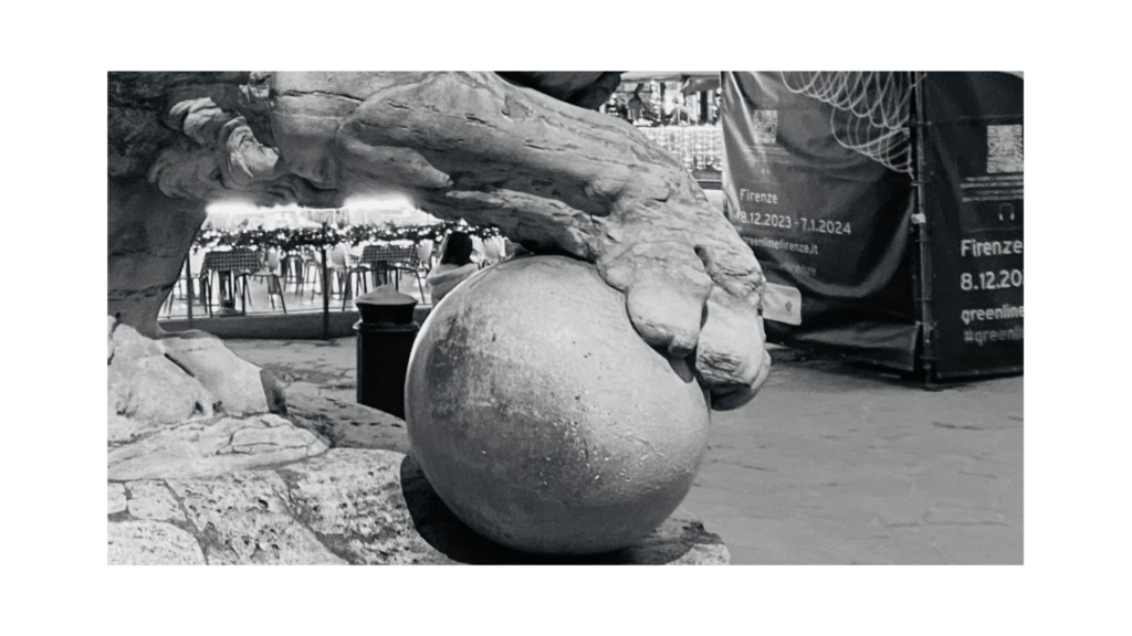 Escultura de una garra de un león pisando un planeta