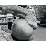 Escultura de una garra de un león pisando un planeta